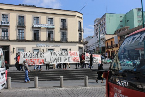 Maestros de la Escuela Telesecundaria Fernando Gutiérrez Barrios de la ciudad de Misantla, Ver., se plantaron en Plaza Lerdo para realizar una huelga de hambre debido a que su denuncia de hostigamiento laboral por parte de la directora, Tania Eloísa Fernández Jorge, no ha sido atendido favorablemente.