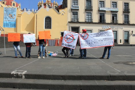 Padres de familia de la escuela primaria <em> Benito Juárez García</em> de San Marcos de León, municipio de Xico, Ver, solicitan apoyo de las autoridades, pues  a año y medio de haber contratado la construcción de un domo para su plantel, la empresa <em>Bling Adversing de México, S. A.de C. V., no les ha construido más que las bases, aunque ya liquidaron el total de la obra.  
