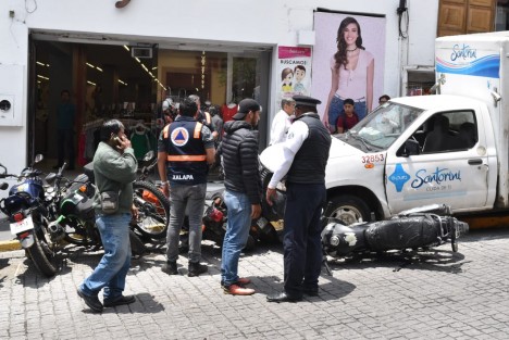 Camioneta repartidora de agua de la empresa Santorini se quedó sin frenos sobre la calle Lucio, en pleno centro de Xalapa, chocando contra 4 motos que se encontraban estacionadas