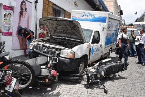 Camioneta repartidora de agua de la empresa Santorini se quedó sin frenos sobre la calle Lucio, en pleno centro de Xalapa, chocando contra 4 motos que se encontraban estacionadas