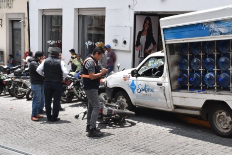 Camioneta repartidora de agua de la empresa Santorini se quedó sin frenos sobre la calle Lucio, en pleno centro de Xalapa, chocando contra 4 motos que se encontraban estacionadas