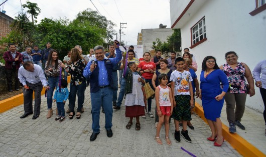 El alcalde de Teocelo, Mario A. Chama Diaz, en compañía de la presidenta del DIF municipal, Mara Chama Villa, y habitantes, inauguraron un paquete de diversas obras de infraestructura urbana que comprenden las calles Río Huitzilapan, rehabilitación del drenaje sanitario y pavimentación con concreto hidráulico en la calle Zapaitonal.