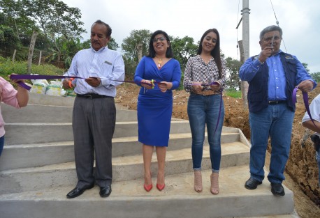 El alcalde de Teocelo, Mario A. Chama Diaz, en compañía de la presidenta del DIF municipal, Mara Chama Villa, y habitantes, inauguraron un paquete de diversas obras de infraestructura urbana que comprenden las calles Río Huitzilapan, rehabilitación del drenaje sanitario y pavimentación con concreto hidráulico en la calle Zapaitonal.