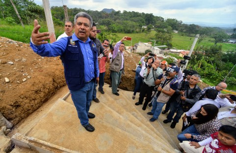 El alcalde de Teocelo, Mario A. Chama Diaz, en compañía de la presidenta del DIF municipal, Mara Chama Villa, y habitantes, inauguraron un paquete de diversas obras de infraestructura urbana que comprenden las calles Río Huitzilapan, rehabilitación del drenaje sanitario y pavimentación con concreto hidráulico en la calle Zapaitonal.