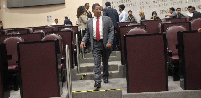 Aspectos de la sesión extraordinaria, la cuarta del primer periodo de sesiones plenarias, en donde se tocaría el tema hacendario, y al parecer los diputados de la mayoría  no se pusieron de acuerdo entre ellos, ya que los de la oposición estaban más que de acuerdo y a favor de  ese tema...