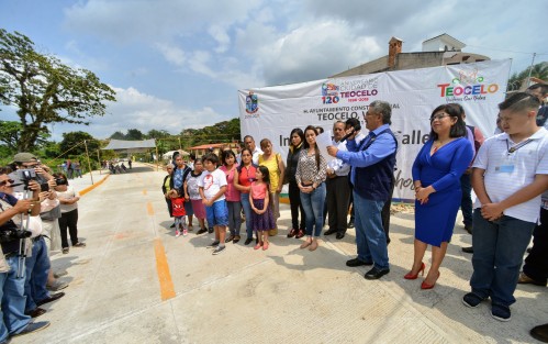El alcalde de Teocelo, Mario A. Chama Diaz, en compañía de la presidenta del DIF municipal, Mara Chama Villa, y habitantes, inauguraron un paquete de diversas obras de infraestructura urbana que comprenden las calles Río Huitzilapan, rehabilitación del drenaje sanitario y pavimentación con concreto hidráulico en la calle Zapaitonal.  