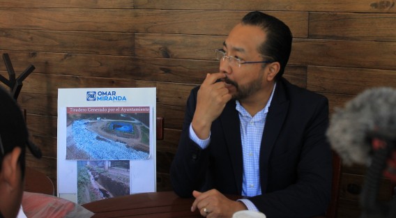 El diputado local panista, Omar Miranda, estuvo por el centro de Xalapa, para comentar ante medios sobre el exhorto que está haciendo para que las autoridades municipales expliquen el manejo de residuos que están haciendo en el relleno sanitario. 