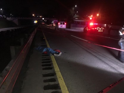 Un hombre perdió la vida al ser atropellado en el kilómetro 275 de la autopista Puebla - Córdoba, en los primeros minutos de este miércoles, por una unidad de carga.