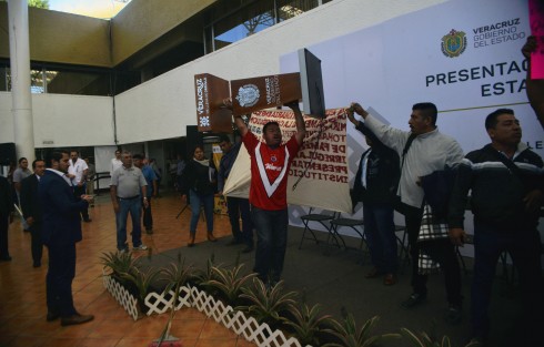 Desde temprano tomaron las instalaciones y posteriormente el estrado, incluso varios se tornaron violentos al saber que no se realizaría ahí el evento.  