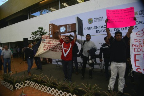 Desde temprano tomaron las instalaciones y posteriormente el estrado, incluso varios se tornaron violentos al saber que no se realizaría ahí el evento.  
