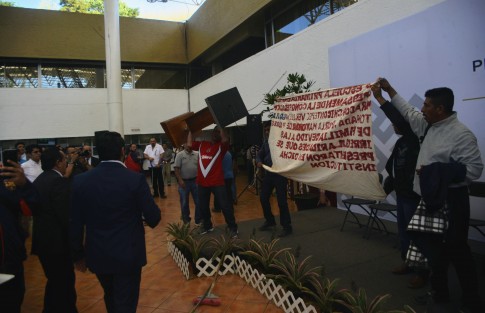 Manifestantes de Chicontepec obligaron a que se cancelara un evento que iba a estar encabezado por el gobernador Cuitláhuac García  en la SEV.  Desde temprano tomaron las instalaciones y posteriormente el estrado, incluso varios se tornaron violentos al saber que no se realizaría ahí el evento.  