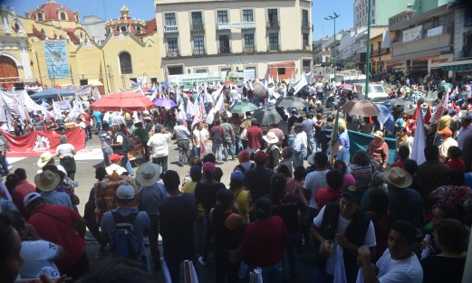 Marchando desde varios puntos de la ciudad y posteriormente reuniéndose en plaza Lerdo, varias Organizaciones se congregaron para conmemorar el centenario de la muerte de Emiliano Zapata. 