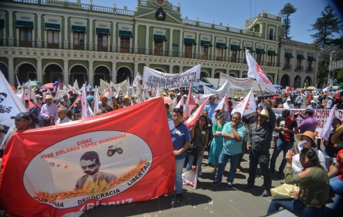Marchando desde varios puntos de la ciudad y posteriormente reuniéndose en plaza Lerdo, varias Organizaciones se congregaron para conmemorar el centenario de la muerte de Emiliano Zapata. 