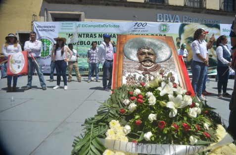 Marchando desde varios puntos de la ciudad y posteriormente reuniéndose en plaza Lerdo, varias Organizaciones se congregaron para conmemorar el centenario de la muerte de Emiliano Zapata. 