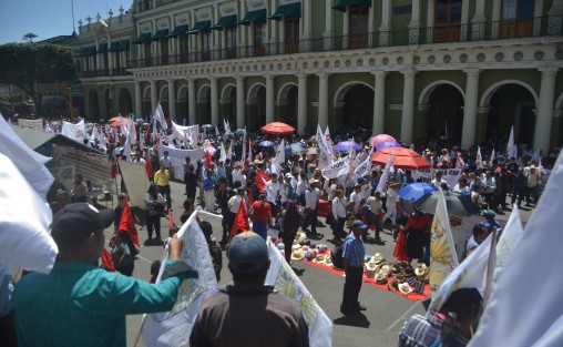 Marchando desde varios puntos de la ciudad y posteriormente reuniéndose en plaza Lerdo, varias Organizaciones se congregaron para conmemorar el centenario de la muerte de Emiliano Zapata. 