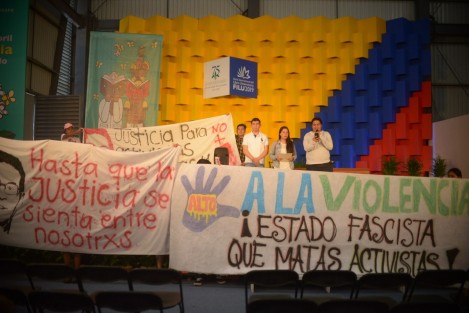 Alumnos de la Facultad de Humanidades con pancartas y mantas exigieron justicia por el asesinato del activista Abiram Hernández luego de una conferencia en las instalaciones de la FILU.