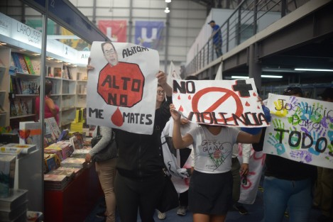 Alumnos de la Facultad de Humanidades con pancartas y mantas exigieron justicia por el asesinato del activista Abiram Hernández luego de una conferencia en las instalaciones de la FILU.