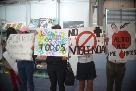Alumnos de la Facultad de Humanidades con pancartas y mantas exigieron justicia por el asesinato del activista Abiram Hernández luego de una conferencia en las instalaciones de la FILU.