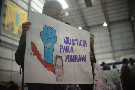 Alumnos de la Facultad de Humanidades con pancartas y mantas exigieron justicia por el asesinato del activista Abiram Hernández luego de una conferencia en las instalaciones de la FILU.