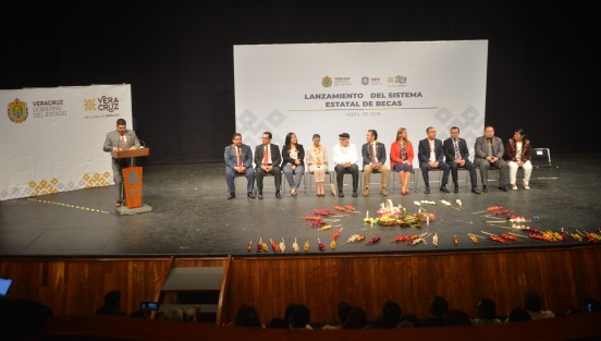 Finalmente el evento de Lanzamiento Estatal de Becas se realizó en el Teatro del Estado, luego  de que manifestantes de Chicontepec tomaran las instalaciones de la SEV ante la incompetencia de la logista de este inmueble.  