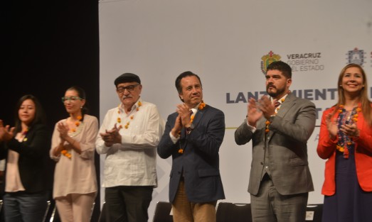 El Programa Estatal de Becas fue presenciado por el gobernador, Cuitláhuac García Jiménez, y por el subsecretario de Educación Básica de la SEP, Gilberto Guevara Niebla, así como funcionarios de gobierno.