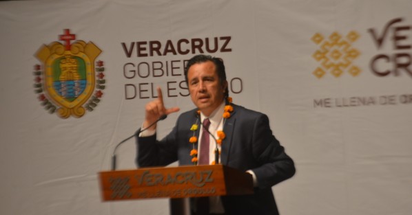 El gobernador Cuitláhuac García prefirió no cruzar palabra con los medios de comunicación y salió rápidamente por la parte trasera del teatro.