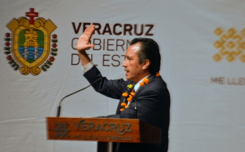 El gobernador Cuitláhuac García prefirió no cruzar palabra con los medios de comunicación y salió rápidamente por la parte trasera del teatro.