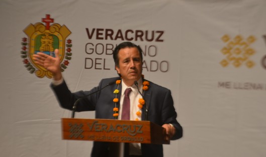 El gobernador Cuitláhuac García prefirió no cruzar palabra con los medios de comunicación y salió rápidamente por la parte trasera del teatro.