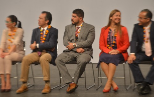 Finalmente el evento de Lanzamiento Estatal de Becas se realizó en el Teatro del Estado, luego  de que manifestantes de Chicontepec tomaran las instalaciones de la SEV ante la incompetencia de la logista de este inmueble.  
