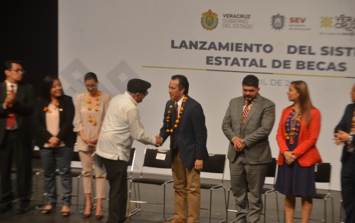 Finalmente el evento de Lanzamiento Estatal de Becas se realizó en el Teatro del Estado, luego  de que manifestantes de Chicontepec tomaran las instalaciones de la SEV ante la incompetencia de la logista de este inmueble.  
