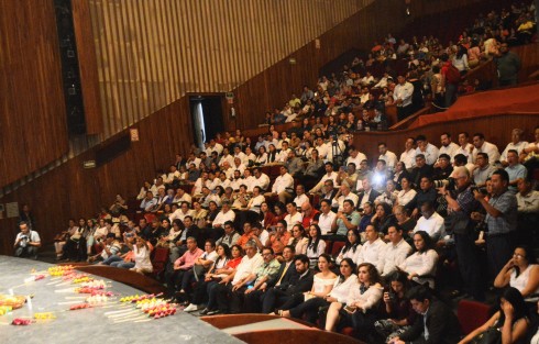 Finalmente el evento de Lanzamiento Estatal de Becas se realizó en el Teatro del Estado, luego  de que manifestantes de Chicontepec tomaran las instalaciones de la SEV ante la incompetencia de la logista de este inmueble.  
