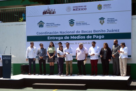 El gobernador Cuitláhuac García Jiménez, en compañía del delegado Manuel Huerta; el secretario de Educación, Zeyanzen Escobar, y autoridades escolares,  realizaron la entrega  de las becas Benito Juárez, a alumnos de la escuela de bachilleres <em>Antonio María de Rivera</em>.  