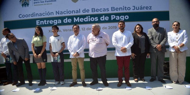 El gobernador Cuitláhuac García Jiménez, en compañía del delegado Manuel Huerta; el secretario de Educación, Zeyanzen Escobar, y autoridades escolares,  realizaron la entrega  de las becas Benito Juárez, a alumnos de la escuela de bachilleres <em>Antonio María de Rivera</em>.  