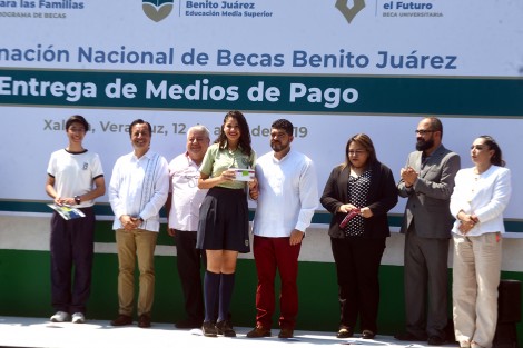 El gobernador Cuitláhuac García Jiménez, en compañía del delegado Manuel Huerta; el secretario de Educación, Zeyanzen Escobar, y autoridades escolares,  realizaron la entrega  de las becas Benito Juárez, a alumnos de la escuela de bachilleres <em>Antonio María de Rivera</em>.  