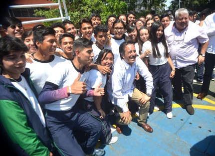 Después del evento, el gobernador se tomó varias fotos con los estudiantes y maestros.