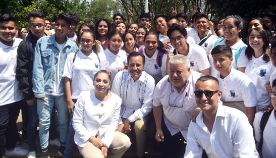 Después del evento, el gobernador se tomó varias fotos con los estudiantes y maestros.
