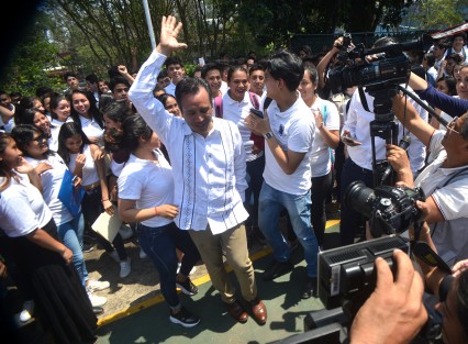 Después del evento, el gobernador se tomó varias fotos con los estudiantes y maestros.