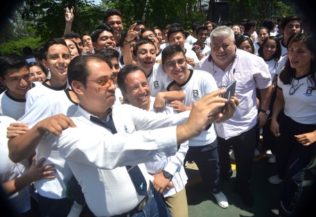 Después del evento, el gobernador se tomó varias fotos con los estudiantes y maestros.