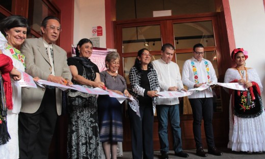 Con la inauguración de la exhibición de Indumentaria tradicional de Veracruz: <em>Así viste mi pueblo</em>, del Maestro coleccionista, René Ramírez Ordóñez, dio inicio el 8° Festival ESAV.  