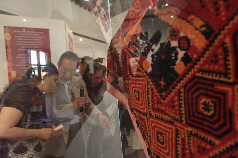 Con la inauguración de la exhibición de Indumentaria tradicional de Veracruz: <em>Así viste mi pueblo</em>, del Maestro coleccionista, René Ramírez Ordóñez, dio inicio el 8° Festival ESAV.  