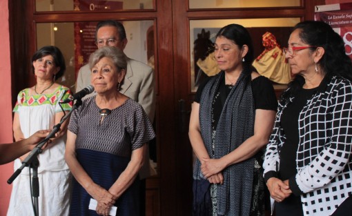 La directora de la ESAV, Graciela Miguel Aco, dijo que es una lástima que el vestido tradicional de nuestras regiones se esté perdiendo, por lo que exaltó el trabajo de conservación que ha logrado el maestro René Ramírez, en 50 años de recopilar estas indumentarias.