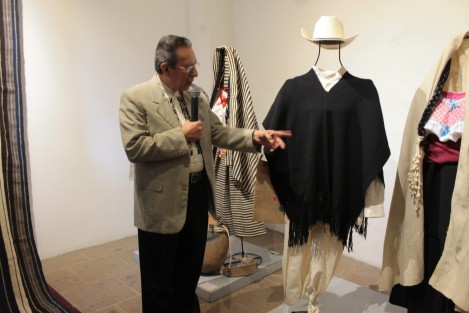 La directora de la ESAV, Graciela Miguel Aco, dijo que es una lástima que el vestido tradicional de nuestras regiones se esté perdiendo, por lo que exaltó el trabajo de conservación que ha logrado el maestro René Ramírez, en 50 años de recopilar estas indumentarias.