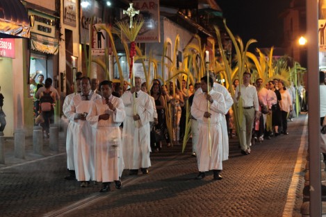 Comunidades del Camino Neocatecumenal de la Catedral de Xalapa realizaron su procesión de las palmas, con la que recuerdan la entrada de Jesucristo a Jerusalem. El día de mañana domingo, el rito se repetirá en las iglesias y se bendecirán las palmas.