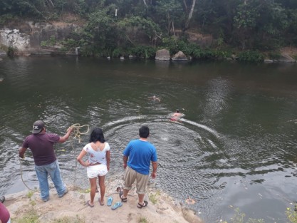 Una menor de edad murió ahogada en las aguas del río Tepango, al parecer por un descuido de su familia, quienes acudían a una ceremonia de bautizo de la religión Pentecostés. 