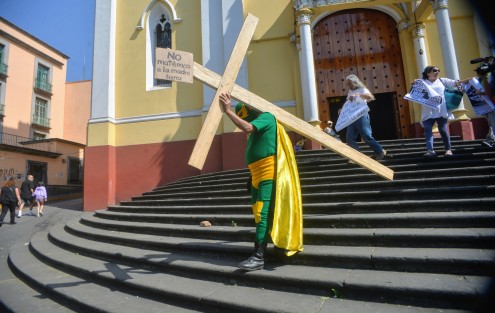 El activista <em>Ecologista Universal</em>,  como ya es tradición inició su via crucis en contra del daño ambiental; en esta ocasión se trasladará a Palma Sola para apoyar a sus compañeros quienes luchan en contra de las mineras. 