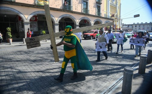 El activista <em>Ecologista Universal</em>,  como ya es tradición inició su via crucis en contra del daño ambiental; en esta ocasión se trasladará a Palma Sola para apoyar a sus compañeros quienes luchan en contra de las mineras. 