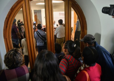 Integrantes de la organización Progresa México así como personal del ayuntamiento impidieron el acceso por varios minutos a la prensa ante el temor que estos no dejaran dar su tan importante rueda de prensa a el alcalde Hipólito Rodríguez. 