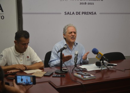 Durante la conferencia, el alcalde Hipólito Rodríguez habló de varios temas, destacándose el de la basura, ya que dijo éste ya estaba convertido en tiradero a cielo abierto desde hace mucho y no es que ellos no la hayan hecho así, la mayor prueba dijo es la presencia de cientos de zopilotes.