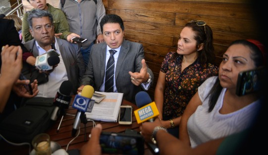 Arturo Nicolás Baltazar, abogado del exfiscal Luis Ángel N. responsabilizó al exgobernador Yunes y a su hijo, el alcalde de Veracruz,  Fernando, de cualquier cosa que le pase a él y a su familia. 

Esto luego de que fuera detenido por agentes de tránsito en la ciudad de Veracruz el fin de semana por no llevar licencia, lo cual dijo no es motivo de detención.