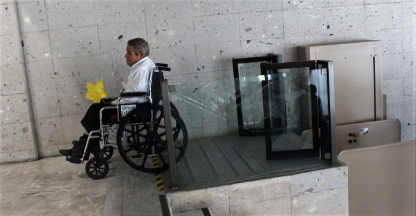 Las adecuaciones para la movilidad de personas con discapacidad colocadas en el Palacio Legislativo hace varias Legislaturas, siguen sin ser realmente funcionales, por lo complicado de su operación. 